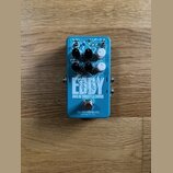 Modrý efekt pedál s bílým nápisem Eddy a textem ANALOG VIBRATO & CHORUS. Dole je uvedena značka electro-harmonix a nápis NEW YORK CITY, USA. Na horní…
