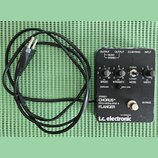 Černý efekt pedál s nápisy STEREO CHORUS+ PITCH MODULATOR & FLANGER a logem t.c. electronic OF DENMARK. Zařízení má čtyři ovládací knofíky s popisky…
