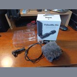Na fotografii je mikrofon s příslušenstvím a originální krabicí. Na bílé krabici jsou nápisy RØDE MICROPHONES, VideoMic Me™, Directional microphone f…