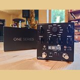 Černý efekt pedál s nápisem NEMESIS DELAY a logem Source Audio v levém dolním rohu. Zařízení má osm ovládacích knoflíků, dva stomečové spínače a červ…