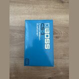 Modrá krabice od efekt pedálu s bílými nápisy. Na přední straně je logo BOSS a označení CS-3 Compression Sustainer. V levém dolním rohu je malý text…