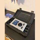 Stříbrné audio rozhraní v černém plastovém kufru spolu s kabelem a několika adaptéry. Na zařízení je nápis Babyface Pro FS a popisky vstupů a výstupů…