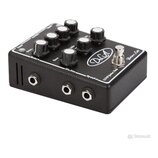 Černý kytarový předzesilovač v texturovaném pouzdře s bílými popisky. Na horní straně je nápis „DLA“, „Baroni Lab“ a „120W Guitar Amp“. Zařízení má n…