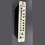 Bíle provedené rackové studio zařízení s černými bočními stěnami. Na horním panelu je logo TL Audio IVORY a v dolní části nápis 5051 MONO VALVE PROCE…