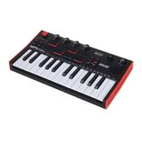 Černý kompaktní MIDI kontrolér s červeným rámem. Na horní části jsou čtyři červené čtvercové pady, čtyři otočné ovladače a nápisy MPK miniplay a AKAI…