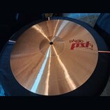 Kruhový mosazný činel s viditelným broušením povrchu. Na pravé straně je červeně a černě vyvedený nápis pAiste pst 7 a pod ním text 14" HI-HAT TOP. P…