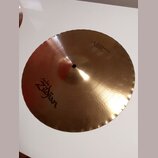 Zlatavý kovový činel s vlnovitým okrajem. Na povrchu je nápis „Avedis Zildjian“ a v horní části text „MASTERSOUND HI HAT BOTTOM 14"/35cm“. Povrch vyk…