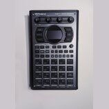 Černý sampler Roland SP-404MKII. Zařízení obsahuje několik otočných ovladačů, displej a mřížku 16 ovládacích padů. Povrch je v dobrém stavu bez vidit…