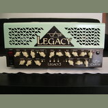 Kytarový zesilovač v bílo-krémovém provedení s mřížkou na horní části. Na mřížce je nápis LEGACY a logo s písmeny VA. Přední panel obsahuje ovládací…