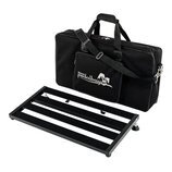 Černý pedalboard s kovovým rámem a pěti protiskluzovými pásy. Vedle něj je černá transportní taška s ramenním popružem a madly. Na přední kapse tašky…