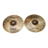 Dvě mosazné činely s kovaným povrchem a viditelnými důlky. Na obou je v horní části nápis Amedia a pod ním menší text Traditional Handmade Cymbals fr…