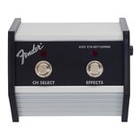 Stompbox s bílým žebrovaným šasi a černým předním panelem. Na panelu je bílé logo Fender, nápis ASSY. P/N 0071359000 a dva přepínače s popisky CH SEL…