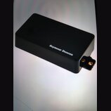 Černý obdélníkový box z plastu nebo kovu. Na horní straně je bílý nápis Seymour Duncan. Z pravého boku vyčnívá černý konektor se dvěma zlatými kontak…