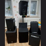 Sada černých reproduktorů a subwooferů značky Yamaha. Na přední stranách zařízení jsou viditelná loga YAMAHA. Soubor obsahuje jeden reproduktor na st…