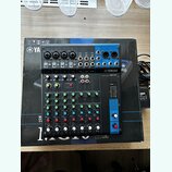 Modrá míchací konzole Yamaha MG10 v originální krabici. Na předním panelu jsou viditelná loga YAMAHA a označení MIXING CONSOLE MG10. Zařízení obsahuj…