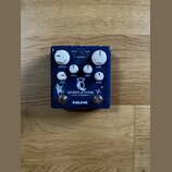 Modrý kytarový efekt s bílými ovládacími knoflíky. Na zařízení jsou nápisy SILVER, SHINE, ROUTING, OUTPUT, TREBLE, TONE, LEVEL, GAIN a DRIVE. Ve spod…