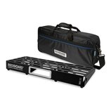 Černý pedalboard z kovového materiálu s perforovaným povrchem a bílým detailem v úhlu. Na boku jsou nápisy ROCKBOARD by WARWICK a TRES 3.2. Vedle ped…