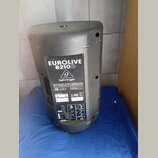 Černý aktivní reproduktor z plastového materiálu. Na zadním panelu je viditelný nápis EUROLIVE B210D a logo behringer. Pod ním je text ACTIVE 200-WAT…