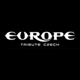 Černý obdélníkový banner s bílým textem. V horní části je velkým stylizovaným písmem nápis EUROPE a pod ním menším, lineárním písmem text TRIBUTE CZE…