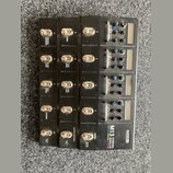 Černý multiefektový pedál s kovovým povrchem. Na spodní pravé straně je bílý nápis M13 STOMPBOX MODELER a logo LINE 6. Zařízení obsahuje pět řad spín…