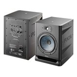 Dva černé studiové monitory s matným povrchem. Na zadním panelu levého reproduktoru je nápis FOCAL a pod ním model ALPHA 80 EVO PROFESSIONAL MONITORI…
