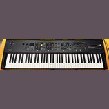 Černý digitální stage piano s klávesnicí. Na levé straně je bílé logo YAMAHA a vpravo nápis STAGE PIANO CP73. Horní panel obsahuje řadu ovládacích kn…