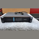Černý rackový výkonový zesilovač s nápisem FP-SERIES a modelem FP 14000. Na předním panelu jsou umístěny ovládací prvky, kontrolní LED diody a modrý…