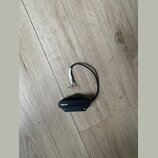 Černý elektrický snímač s připojeným kabelem a odhalenými vodiči. Na povrchu je bílý nápis DiMarzio a pod ním menší, nečitelný text. Snímač je vyrobe…