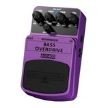 Fialový basový efekt pedál značky BEHRINGER s názvem BASS OVERDRIVE a označením modelu BOD400. Na horní části jsou čtyři ovládací knoflíky s popisky…