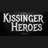 Grafika s bílým textem KISSINGER HEROES na černém pozadí s jemnou texturou a ornamenty. Písmo je stylizované, s hrubým povrchem připomínajícím kámen…