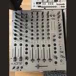 Šedý DJ mixér značky ALLEN&HEATH s označením 96 a logem xone v levém dolním rohu. Zařízení obsahuje čtyři kanály s posuvníky, zahlreiche otočné knofl…