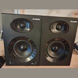 Dva černé studiové monitory s logem Alesis v pravém horním rohu. Každý reproduktor obsahuje jeden výšký a jeden basový měnič. Na levém monitoru jsou…
