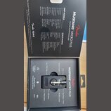 Černý sluchátkový zesilovač Fender MUSTANG MICRO PLUS v originální krabici. Na zařízení je vidět logo Fender, nápis MUSTANG MICRO PLUS a ovládací prv…