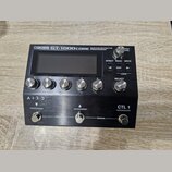 Černý kytarový procesor s nápisem BOSS GT-1000CORE GUITAR EFFECTS PROCESSOR. Zařízení má digitální displej, šest kovových otočných ovladačů s čísly 1…