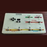 Bílý MIDI loop switch od značky m.electronics. Zařízení má osm stisknutelných tlačítek, malý displej a čtyři ovládací knoflíky. Na povrchu jsou nápis…