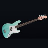 Světle tyrkysová elektrická basová kytara s bílým perleťovým pickguardem. Na hlavě hmatníku je viditelné logo Fender a nápis Precision Bass. Nástroj…
