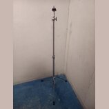 Fotografie znázorňuje kovový mikrofonní stojan stříbrné barvy s černými gumovými koncovkami na nohách. Stojan má teleskopický středový sloup s jedním…
