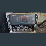 Digitální mixážní pult Allen&Heath Qu-Pac v černém provedení, umístěný v hliníkovém transportním case. Na předním panelu jsou viditelná tlačítka, pos…