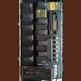 Černý kytarový procesor Line 6 POD XT Live v hliníkovém kufru. Na přístroji jsou viditelné nápisy POD XT LIVE, PRO MODELED AMPLIFIER & EFFECTS PROCES…