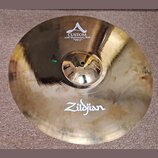Kruhový mosazný činel s viditelným broušením povrchu. Na horní části je bílý nápis CUSTOM 20th Anniversary Ride MEDIUM THIN 21"/53 cm s doprovodným l…