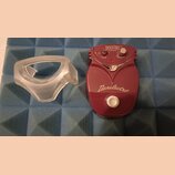 Vínový efekt pedál s nápisy FRENCH FRIES™ AUTO WAH a Danelectro. Na horní části jsou ovládací prvky s popisky LO, HI, RANGE a RESONANCE. Vedle pedálu…