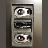 V černé krabičce s pěnovou vložkou jsou umístěny dvě stříbrné bezdrátové jednotky a černý USB kabel. Horní jednotka nese nápisy Xvive, U2 RECEIVER a…