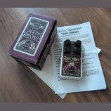 Na fotografii je efekt pedál Electro-Harmonix Tone Corset v bílém provedení s černými ovládacími prvky. Na pedálu jsou nápisy TONE Corset, analog com…