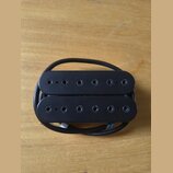 Černý humbucker s dvěma řadami šesti pólů. Snímač je vyroben z černého materiálu a má přiložený černý kabel. Na povrchu nejsou vidět žádné značky, lo…