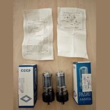 Dvě elektronky v originálních modrých papírových krabicích s nápisy CCCP a РАДИО ЛАМПА. Na jedné z krabic je viditelný text POZOR!, ZÁRUKA a označení…