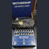 Modrý kytarový pedál s bílými popisky a nápisy MOTHERSHIP, TUBE OVERDRIVE - PREAMP, Tsakalis AudioWorks a CH 1/2. Zařízení má dvě řady ovládacích kno…