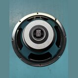 Fotografie znázorňuje zadní stranu černého reproduktoru. Uprostřed je umístěn štítek s nápisy CELESTION, GUITAR SPEAKERS, G10N-40 a 40W. Okraj štítku…