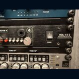 Detailní pohled na rackové studio zařízení. Uprostřed je černý panel s nápisem WA-412 a textem TRANSFORMER BALANCED 4 CHANNEL DISCRETE MIC PRE, vybav…