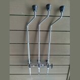 Tři kovové tremaoláky stříbrné barvy s černými plastovými knoflíky na koncích. Každý kus obsahuje šroubovací mechanismus pro upevnění k nástroji. Na…