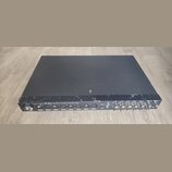Černý audio rozhraní v kovovém šasi. Na předním panelu je nápis TASCAM US-1641 16x4 96k/24-bit USB 2.0 Audio/MIDI Interface a červený svítící indikát…